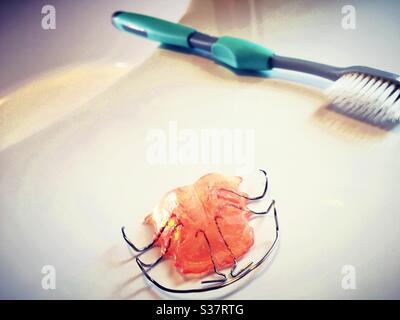 Primo piano di uno spazzolino da denti e di un dentista Hawley Bow su un lavello del bagno, Stati Uniti Foto Stock