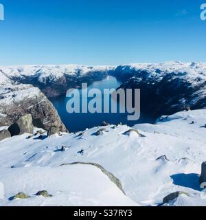 Lysefjord in Norvegia. Montagne innevate coperte di neve. Giornata invernale soleggiata Foto Stock