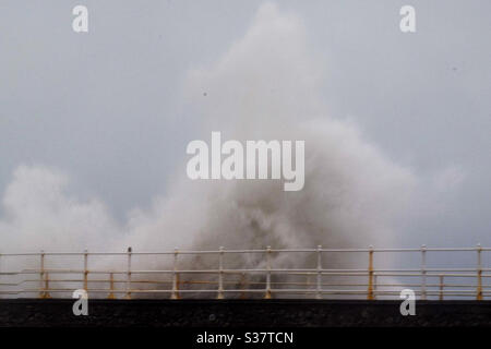 Aberystwyth, Galles occidentale, Regno Unito. Venerdì 3 luglio 2020. News: Una serata di mare ruvido porta alte onde che si battono contro il muro di mare ad Aberystwyth. ©️ Rose Voon / Alamy Live News. Foto Stock