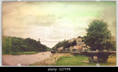 Una vista del Clifton Suspension Bridge attraverso la Gola di Avon a Bristol, Regno Unito, con colori e effetti di sbiadimento vecchio stile Foto Stock