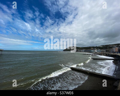 Aberystwyth, Galles occidentale, Regno Unito. Domenica 5 luglio 2020. News: Una giornata di sole con sciisin blu Aberystwyth sulla spiaggia. ©️ Rose Voon / Alamy Live News Foto Stock