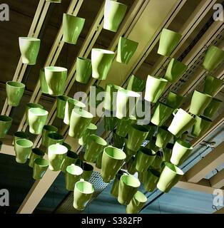 Esposizione a soffitto di tazze da caffè verdi nel negozio IKEA - Francia. Foto Stock