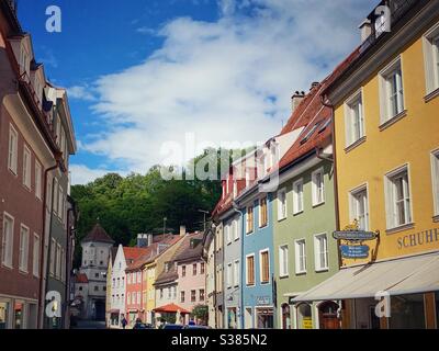 Una strada con case colorate a Landsberg am Lech, Germania del sud. Foto Stock