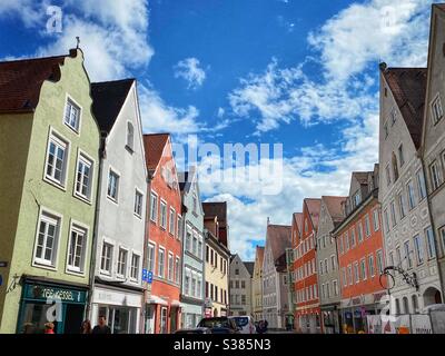 Strada con case colorate a Landsberg am Lech, Germania del Sud. Foto Stock