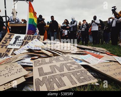 I dimostranti scarta i cartelli alla fine di un raduno sulla materia Black Lives a Edimburgo, Scozia Foto Stock