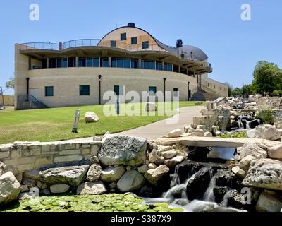 Cascata Lily Pad di fronte al Museo delle Belle Arti di San Angelo, Texas. Foto Stock