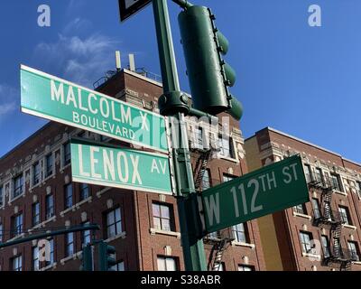 Malcolm X Boulevard su Lenox Avenue e West 112th St. Cartello stradale in Harlem New York City. Foto Stock