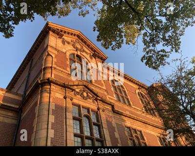 L'architettura edoardiana della Carnegie Library (1906), classificata di grado II, si illumina alla luce estiva serale, il 21 luglio 2020, a Herne Hill, Londra, Inghilterra. Foto Stock