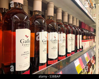 Bottiglie di vino Gallo Family su un ripiano supermercato. Foto Stock