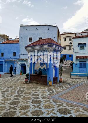 Fontana pubblica di Plaza El Hauta, piazza nella medina di Chefchaouen Marocco. Foto Stock