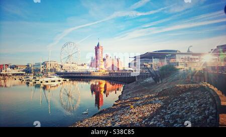 Una fotografia di Cardiff Bay, Galles, Regno Unito. Il Senedd (Parlamento gallese), l'edificio Pierhead, e Mermaid Quay in una bella giornata estiva. Riflessi mozzafiato. Foto Stock