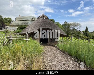 Una riproduzione di una casa vichinga nei Giardini Botanici nazionali di Dublino, Irlanda. Mille anni fa queste case erano una vista comune a Dublino. Foto Stock