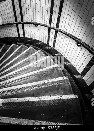 Scala a chiocciola in una stazione della metropolitana di Londra Foto Stock