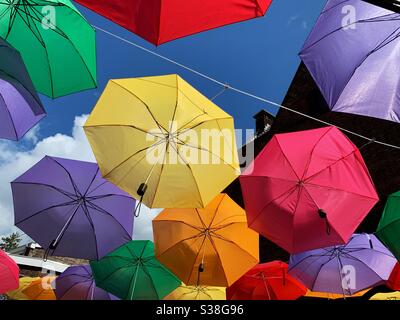 Un gruppo di ombrelloni sospesi serve a fornire ombra Foto Stock