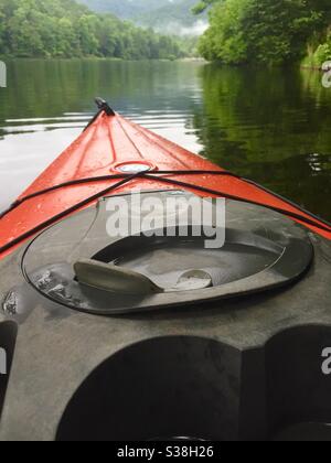 Kayak all'alba sul lago Trahlyta al Vogel state Park nelle North Georgia Mountains. (STATI UNITI) Foto Stock