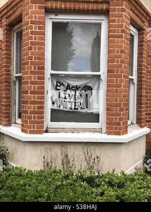 Il segno nero della materia delle vite in una finestra di una casa. Londra, Inghilterra. Foto Stock