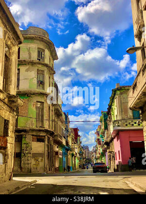 Architettura coloniale e colori luminosi nel centro di Havana Foto Stock