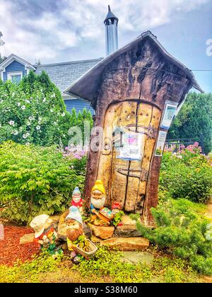 Un tronco di albero trasformato in una casa carina gnome. Foto Stock