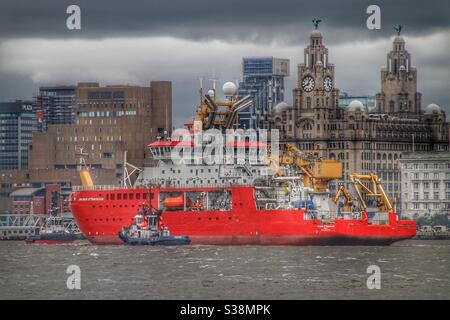 RRS Sir David Attendborough attraversa il fiume Mersey per la prima ora Foto Stock