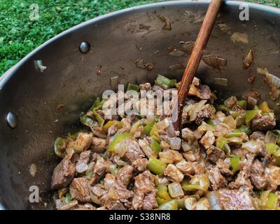 Cucina carne di maiale e stufato di manzo all'aperto Foto Stock