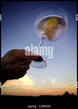 Un bicchiere di Gin e tonico al tramonto, Catalogna, Spagna. Foto Stock