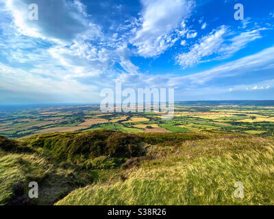 Campi, prati e terreni agricoli coprono il paesaggio della Tees Valley in una calda e soleggiata giornata estiva. Foto Stock