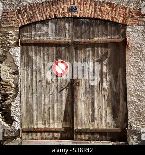 Vecchio garage stagionato porte doppie - Pornic, Loire-Atlantique, Francia. Foto Stock