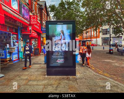 I governi ‘mangiano fuori per aiutare’ lo schema pubblicizzato a Lewisham come agevolazioni di blocco a Londra, Inghilterra, sabato 8 agosto 2020 Foto Stock