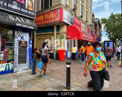 La gente fa acquisti su Lewisham High Street l'8 agosto 2020 a Londra, Inghilterra Foto Stock