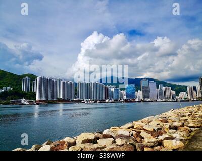 Vista di Tsuen WAN vista dal lungomare di Tsing Yi. Foto Stock