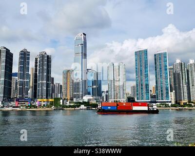 Vista di Tsuen WAN vista dal lungomare di Tsing Yi. Foto Stock