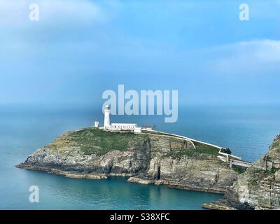 South Stack faro, Anglesey, Galles del Nord, in una calda e frizzante giornata estiva il 13 agosto 2020. Composizione del paesaggio. Foto Stock