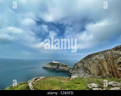 Faro di South Stack, Anglesey, Galles del Nord, vista ad angolo saggio, composizione del paesaggio, con alcune delle terraferma nel colpo, giorno frizzante nel mese di agosto 2020. Foto Stock