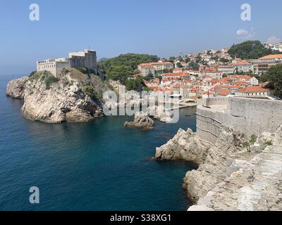 Vista sulla città vecchia dalle mura della città di Dubrovnik Foto Stock