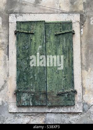 Rustico vecchio serramento con vernice sfaldante Foto Stock