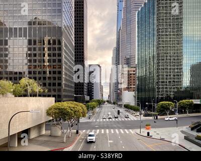 LOS ANGELES, CA, GIU 2020: Vista a sud su Flower St in Downtown a un'ora magica con grattacieli e uffici che incorniciano la strada Foto Stock