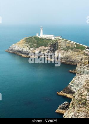 South stack faro, Holyhead, Anglesey, galles del nord, in un giorno di agosto frizzante, composizione ritratto da un angolo laterale Foto Stock
