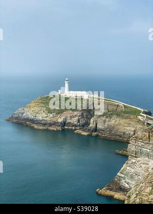 Faro di South Stack, Holyhead, Anglesey, galles del nord, composizione ritratto, spazio di testo sopra Foto Stock