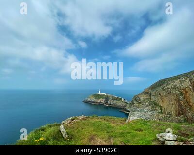 Vista molto grandangolare dalla terraferma del faro di South Stack, composizione del paesaggio, spazio di testo, Holyhead, Anglesey, galles del nord Foto Stock