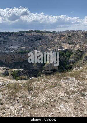 Vista su Matera costruita su una scogliera in pietra, Basilicata, Italia Foto Stock