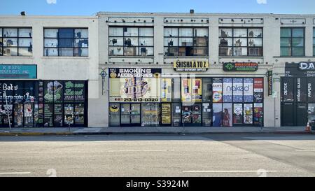 LOS ANGELES, CA, GIU 2020: Vari negozi di articoli per il fumo e dispensari di cannabis nel centro città Foto Stock