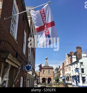 Grazie Key Workers Flag e Reigate High Street durante La pandemia di Coronavirus a Reigate Surrey Inghilterra UK Foto Stock