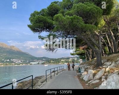 Passeggiata che conduce a cavtat in Croazia Foto Stock