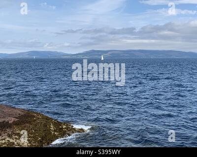 Barche a vela nelle acque blu del Firth of Clyde in estate Foto Stock