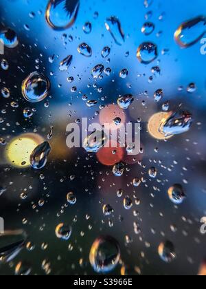 Le goccioline di acqua su una finestra Foto Stock