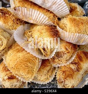 Esposizione di torte di baklava orientali al mercato arabo di Châtellerault, Vienne (86), Francia. Foto Stock