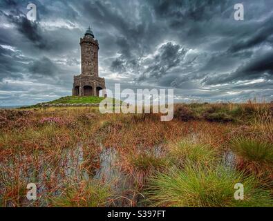 Jubilee Tower (conosciuto anche come Rocket) Su Darwen Moor sopra Blackburn in Lancashire su una tempesta giorno Foto Stock