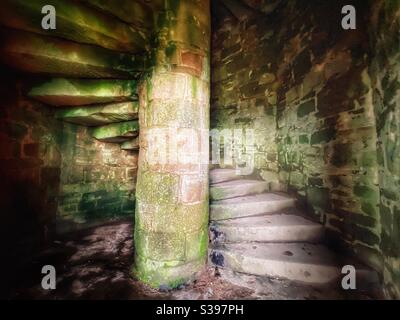 Scala a chiocciola in pietra nella Jubilee Tower (il Rocket) su Darwen Moor a Blackburn, Lancashire Foto Stock