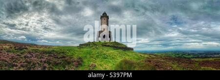 Panorama della Torre del Giubileo (il Rocket) Su Darwen Moor sopra Blackburn in Lancashire Foto Stock