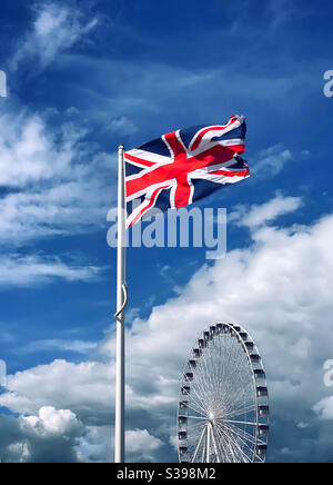 L'Union Jack Flag si batte in una parte ventosa del Regno Unito. Spazio per la copia. Credito fotografico - ©️ COLIN HOSKINS. Foto Stock